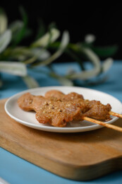 桌面上的盘子里的美味可口的炸猪肉串