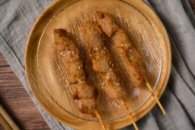 桌面上的盘子里的美味可口的炸猪肉串