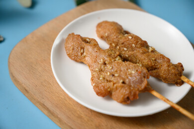 桌面上的盘子里的美味可口的炸猪肉串