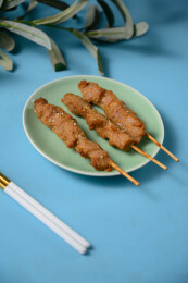 桌面上的盘子里的美味可口的炸猪肉串