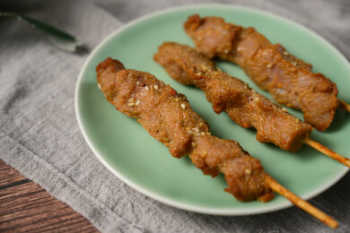 桌面上的盘子里的美味可口的炸猪肉串