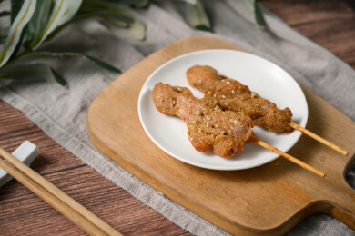 桌面上的盘子里的美味可口的炸猪肉串