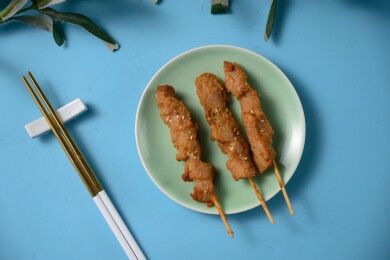 桌面上的盘子里的美味可口的炸猪肉串