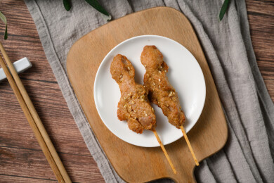 桌面上的盘子里的美味可口的炸猪肉串