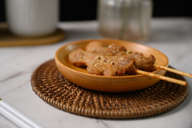 桌面上的盘子里的美味可口的炸猪肉串