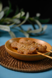 桌面上的盘子里的美味可口的炸猪肉串