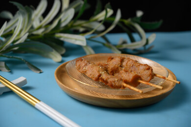 桌面上的盘子里的美味可口的炸猪肉串
