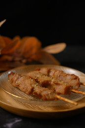 桌面上的盘子里的美味可口的炸猪肉串