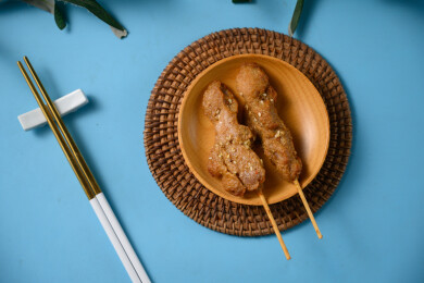 桌面上的盘子里的美味可口的炸猪肉串