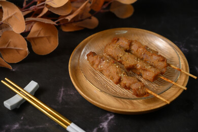 桌面上的盘子里的美味可口的炸猪肉串