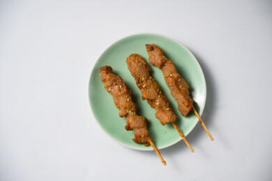 桌面上的盘子里的美味可口的炸猪肉串