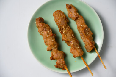 桌面上的盘子里的美味可口的炸猪肉串