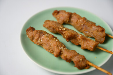 桌面上的盘子里的美味可口的炸猪肉串