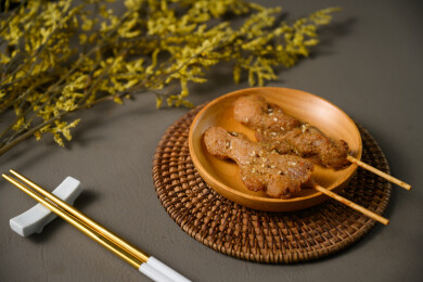 桌面上的盘子里的美味可口的炸猪肉串