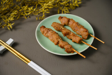 桌面上的盘子里的美味可口的炸猪肉串