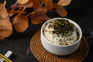桌面上的碗里的美味可口的紫菜饭
