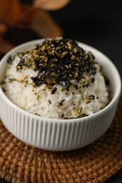 桌面上的碗里的美味可口的紫菜饭