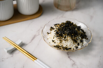 桌面上的碗里的美味可口的紫菜饭