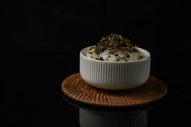 桌面上的碗里的美味可口的紫菜饭