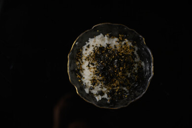 桌面上的碗里的美味可口的紫菜饭