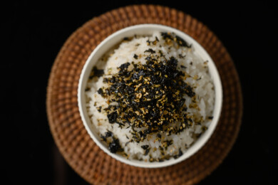 桌面上的碗里的美味可口的紫菜饭