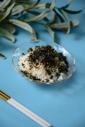 桌面上的碗里的美味可口的紫菜饭
