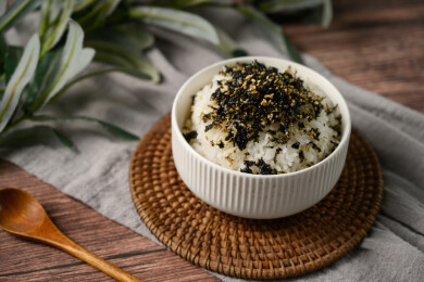 桌面上的碗里的美味可口的紫菜饭