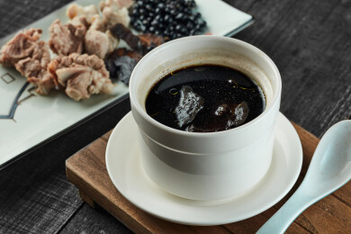 黑豆生熟地龙骨汤