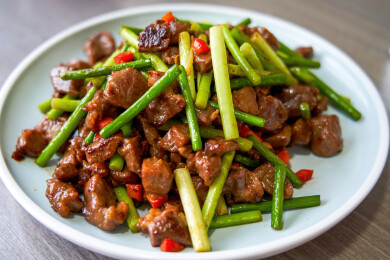 一道美味的中国家常菜，蒜薹炒牛肉粒