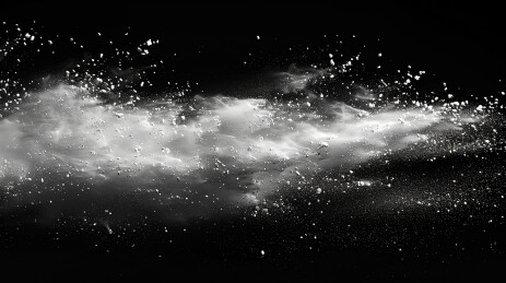 夜间烟花表演的低角度视角