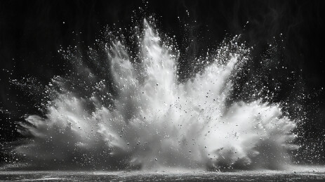 夜间烟花表演的低角度视角