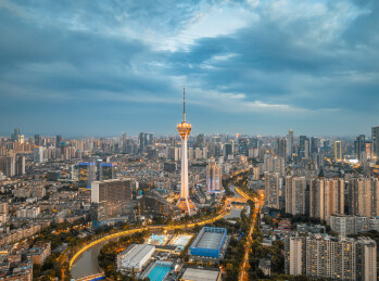 中国四川成都339电视塔夜景航拍图