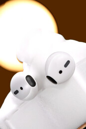 白色无线蓝牙耳机