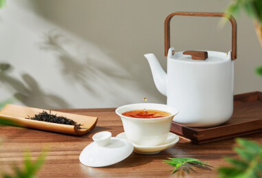 木纹桌子上的红茶