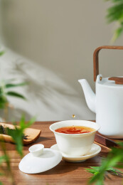 木纹桌子上的红茶