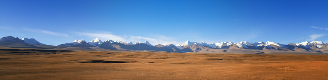 自驾在中国西藏青藏高原喜马拉雅山脉雪山群
