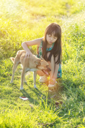 亚洲小女孩带着小狗在户外