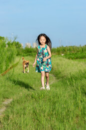 亚洲小女孩带着小狗在户外