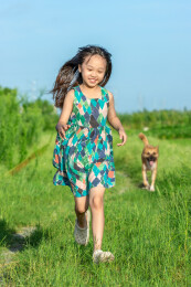 亚洲小女孩带着小狗在户外