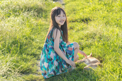 亚洲小女孩带着小狗在户外