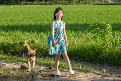 亚洲小女孩带着小狗在户外