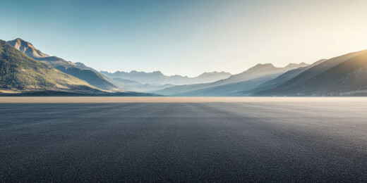沥青路面远处的山丘背景