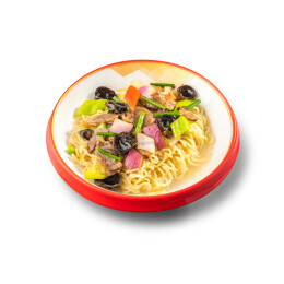 白色桌面上有一碗浇头汤面