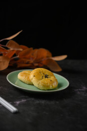 桌面上的盘子里的美味可口的红豆酥饼