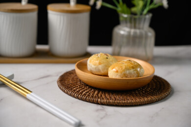 桌面上的盘子里的美味可口的红豆酥饼