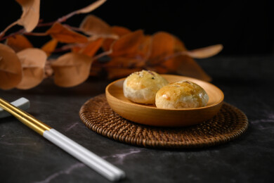桌面上的盘子里的美味可口的红豆酥饼