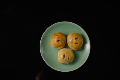 桌面上的盘子里的美味可口的红豆酥饼
