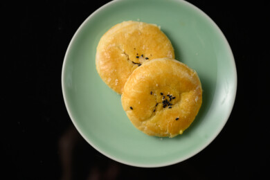 桌面上的盘子里的美味可口的红豆酥饼