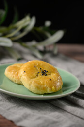 桌面上的盘子里的美味可口的红豆酥饼