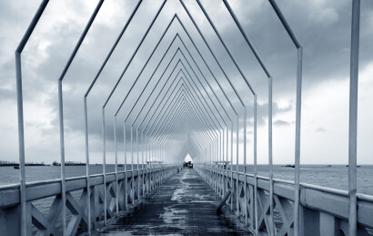 独特设计的天桥,串联起碧波荡漾的海面和高